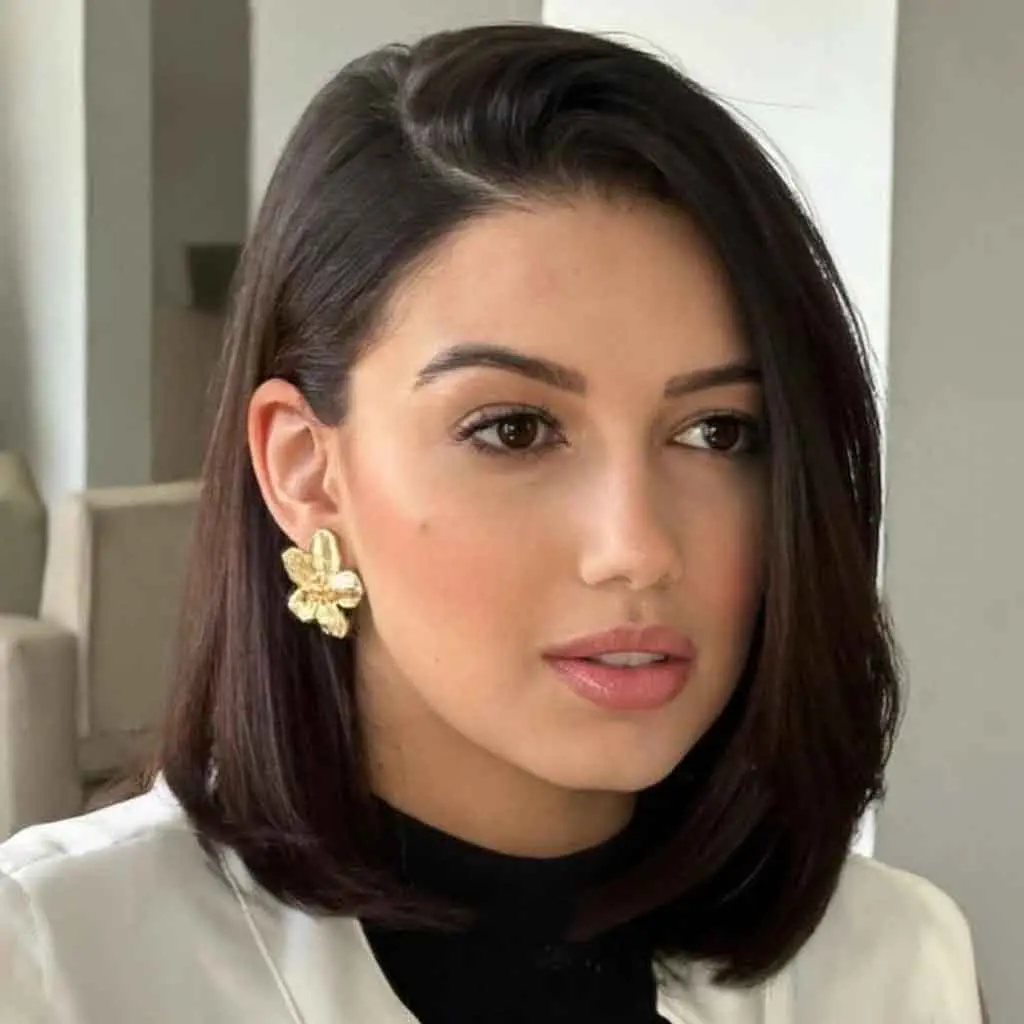 Chic Straight Side-Swept Kitty Cut
