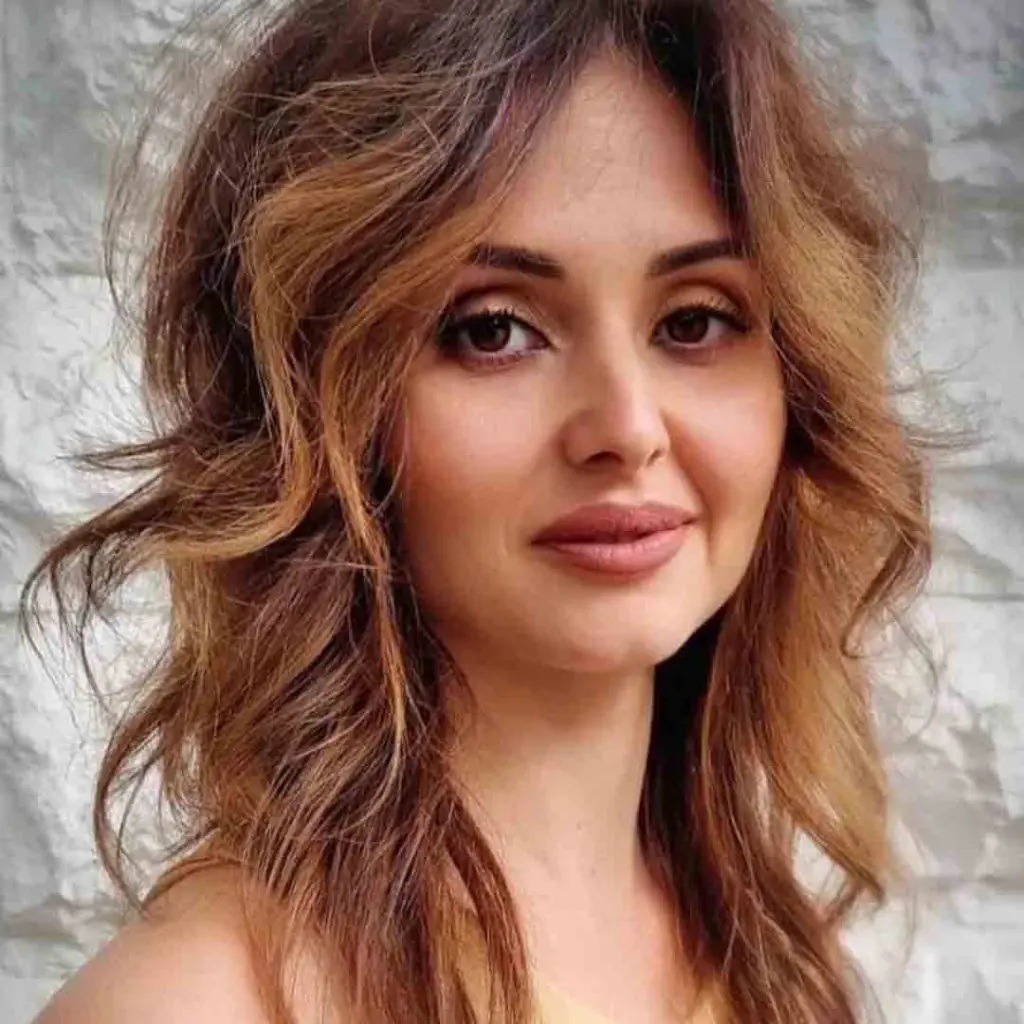 Wolf Cut on Wavy Brown Hair With No Bangs